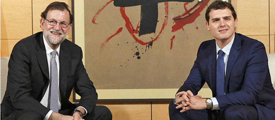 El líder de Ciudadanos, Albert Rivera (d), y el presidente del Gobierno en funciones, Mariano Rajoy (i). EFE
