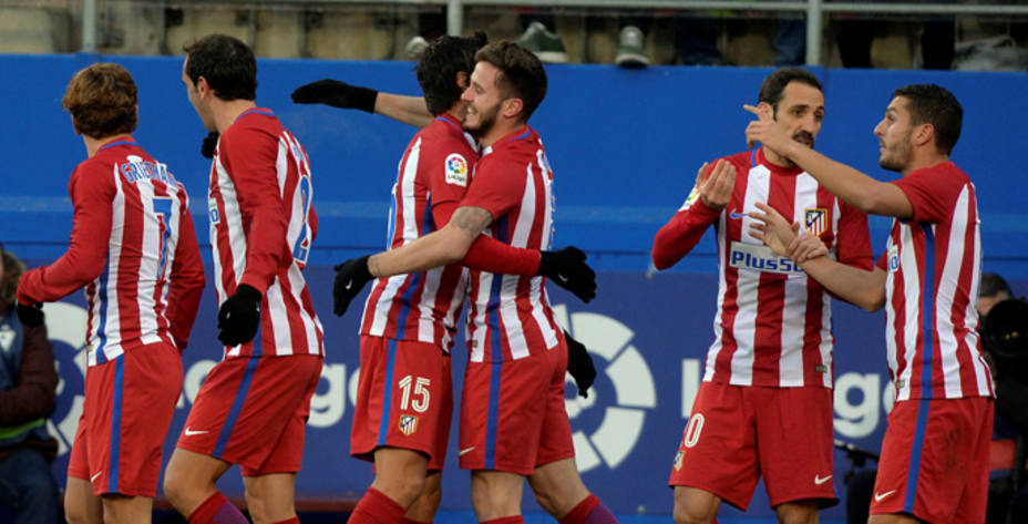 Los jugadores del Atlético celebran el gol de Saúl. Reuters.