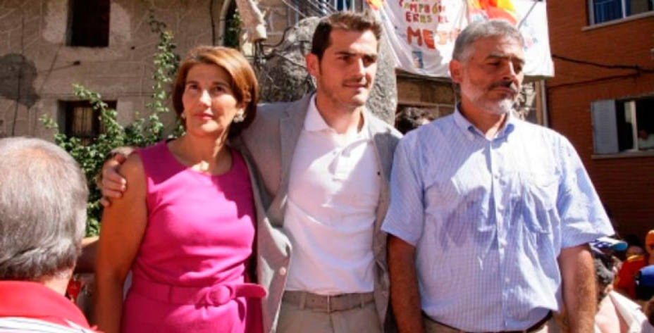 Iker Casillas, junto a sus padres en un acto publicitario en Móstoles.