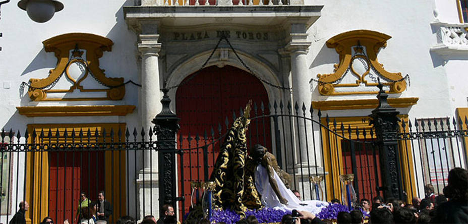 La Virgen de la Piedad y el Cristo Yacente de la Hdad. del Baratillo a su paso por la Real Maestranza de Sevilla