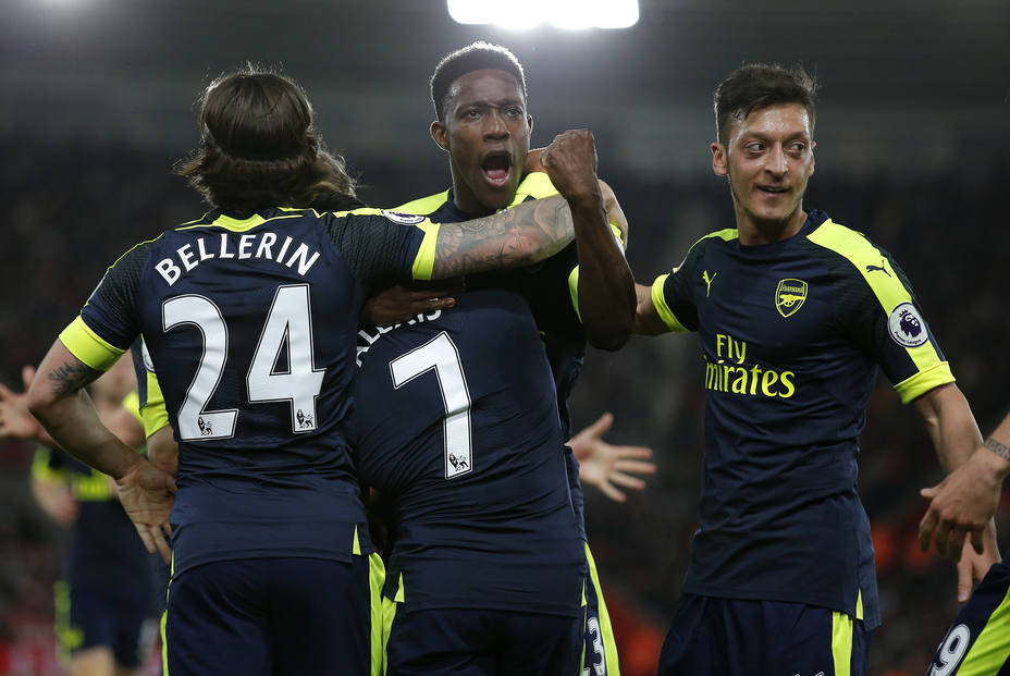 Arsenals Alexis Sanchez celebrates scoring their first goal with Danny Welbeck and team mates