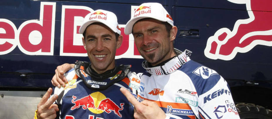 Despres, a la derecha junto a Ruben Faria, ganador en motos del Dakar. REUTERS