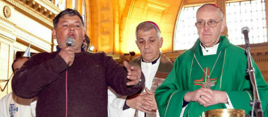 Bergoglio junto a Sergio Sánchez, en la Misa por los Cartoneros celebrada en 2010. www.cartoneando.oeg.ar