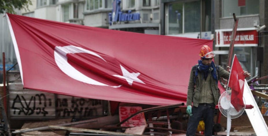 Esta es una barricada situada en una plaza de Estambul. REUTERS