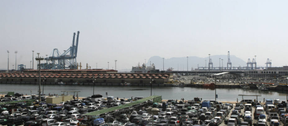 Decenas de vehículos a la espera de cruzar el Estrecho. Foto: EFE.