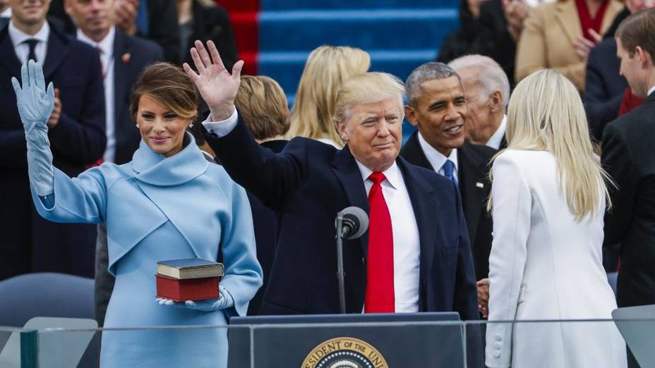 Melania y Trump saludan a los presentes