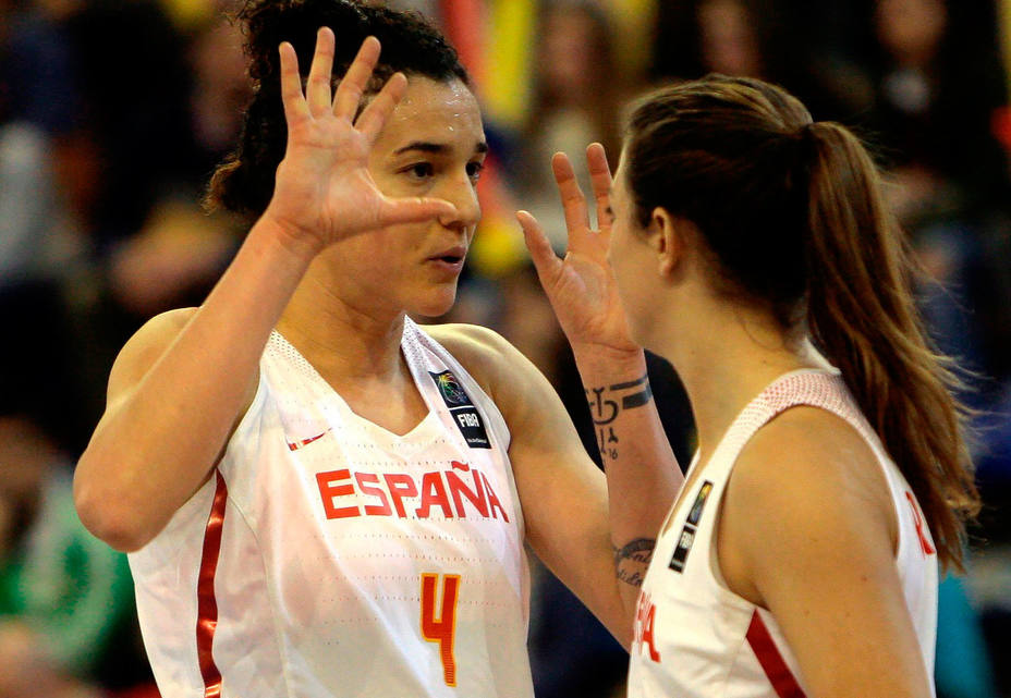 Laura Nicholls y Leonor Rodríguez, jugadoras de la selección española de baloncesto. EFE
