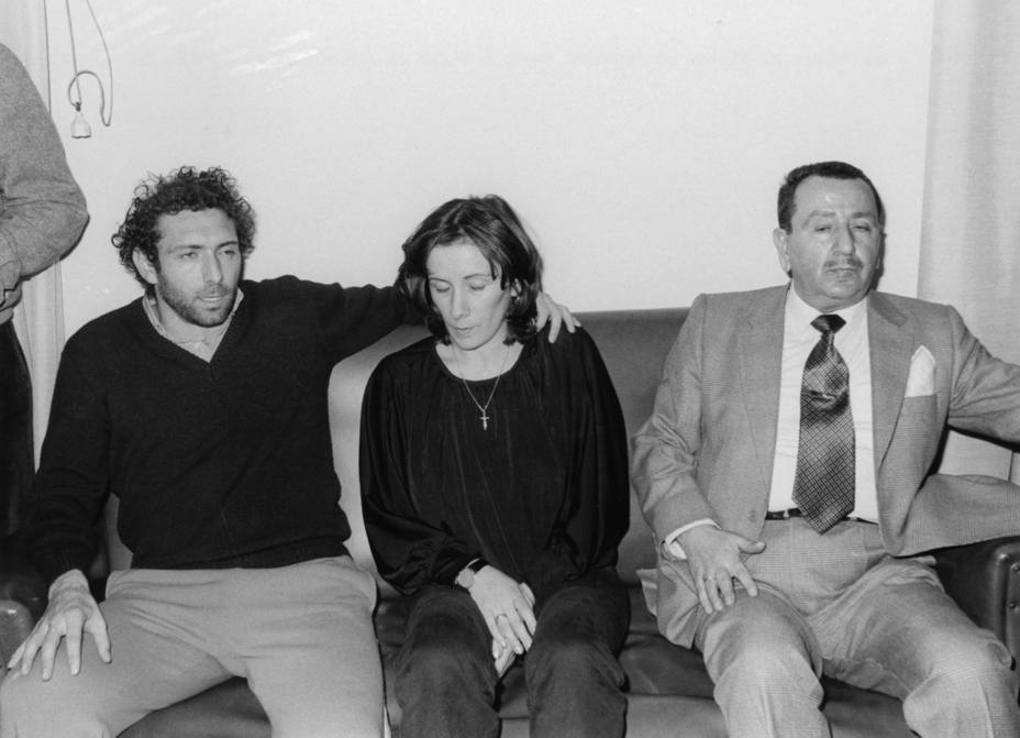 Quini junto a su esposa, Mari Nieves, en la Jefatura de Policía de Barcelona, donde el futbolista fue trasladado tras ser liberado en Zaragoza el 25 de marzo de 1981. Quini fue secuestrado el 1 de marzo de 1981 en la Ciudad Condal (EFE)
