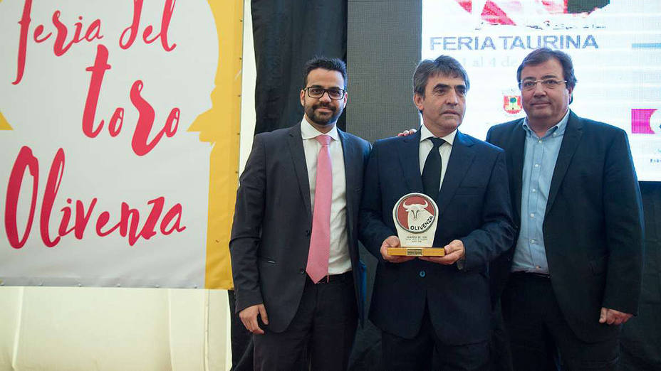 El alcalde de Olivenza, Manuel José González Andrade, junto al ganadero Victorino Martín y a Guillermo Fernández Vara, presidente de Extremadura