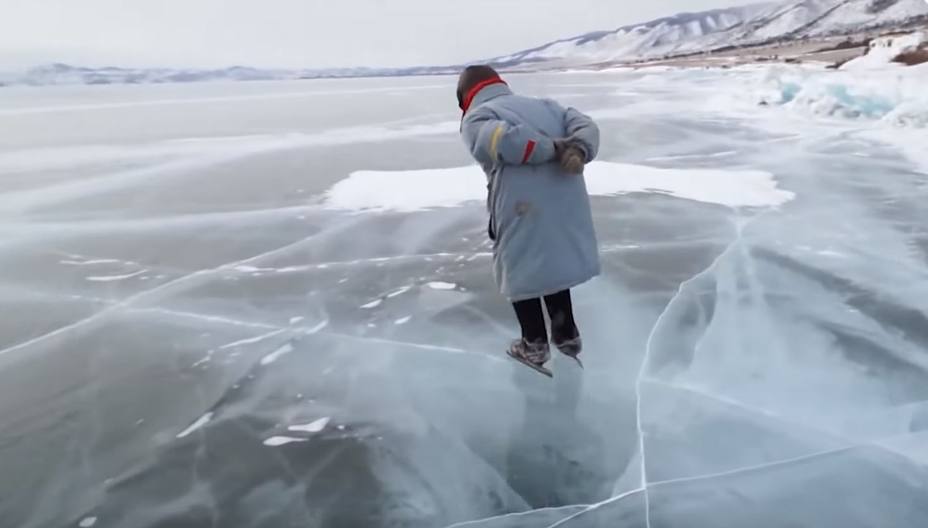 La mujer de 76 años que patina sobre el lago más profundo del mundo