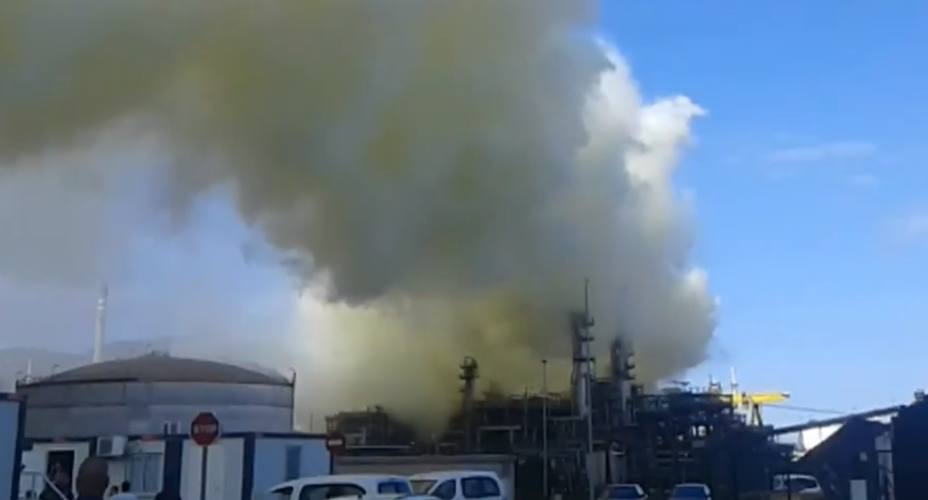 Nube de vapor de agua con restos de hidrocarburos en la refinería de Repsol en Escombreras