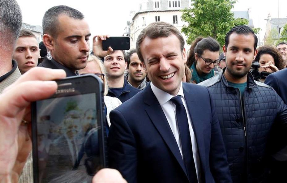 El jefe de Seguridad de Macron, suspendido de empleo y sueldo por agredir a un manifestante