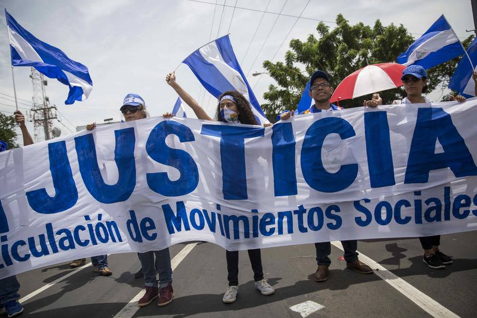 Manifestantes nicaragüenses pidiendo la dimisión de Ortega