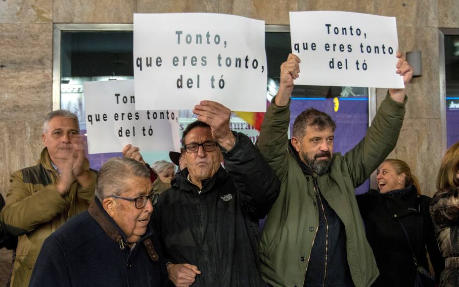 Protesta contra Dani Mateo ante el teatro en el que actuaba en Ciudad Real