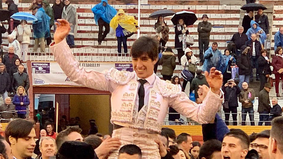 Ángel Téllez en su salida a hombros este domingo en la plaza de toros de Guadalajara