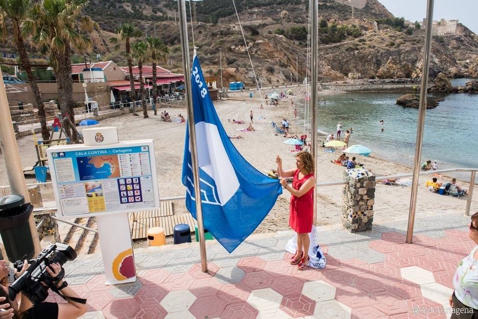 MURCIA.-En las playas de Cartagena ya lucen las Banderas Azules y de Q de Calidad TurÃ­stica