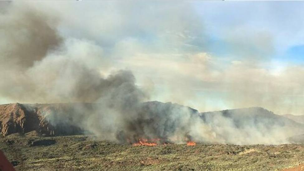 El viento y el acceso dificultan la extinción del fuego del Teide