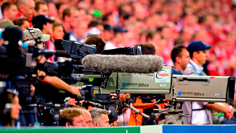 Cámaras de televisión durante un partido de fútbol (IMAGEN: RFEF)