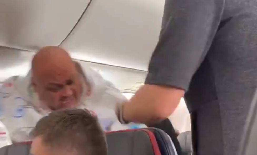 Una mujer estrella su portátil contra su novio en un avión por “mirar a otras mujeres”
