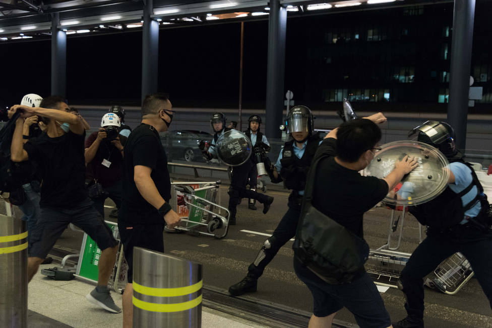 La Policía de Hong Kong emplea gases lacrimógenos para dispersar una protesta frente a una comisaría