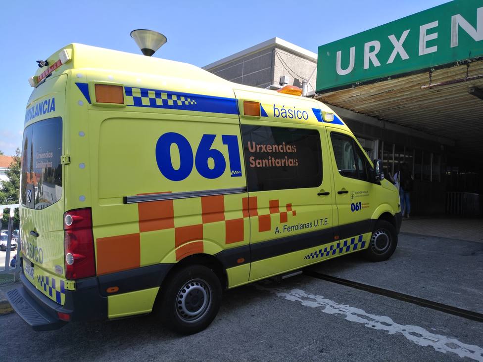 Foto de archivo de una ambulancia del 061-Urxencias Sanitarias ante el Hospital Arquitecto Marcide