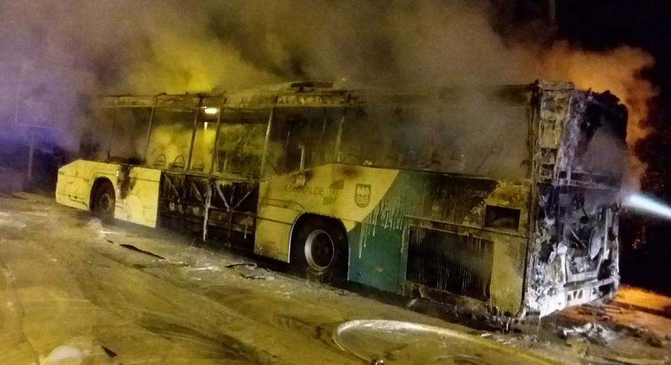 Imagen del autobús calcinado tras la intervención de los bomberos