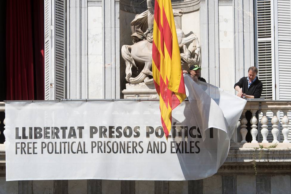 El TSJC ordena retirar de la Generalitat la pancarta de apoyo a los presos