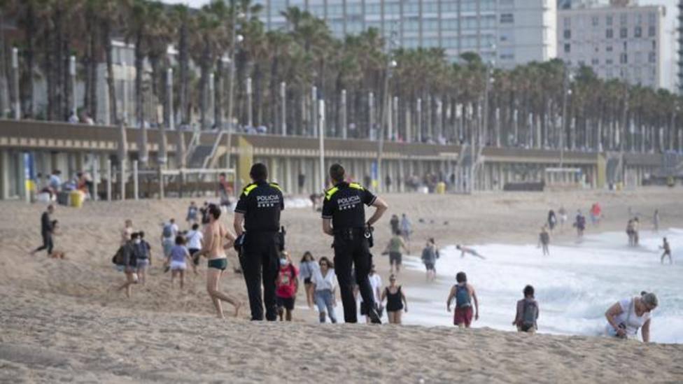 La Guardia Urbana supervisa la presencia de bañistas y deportistas en la playa