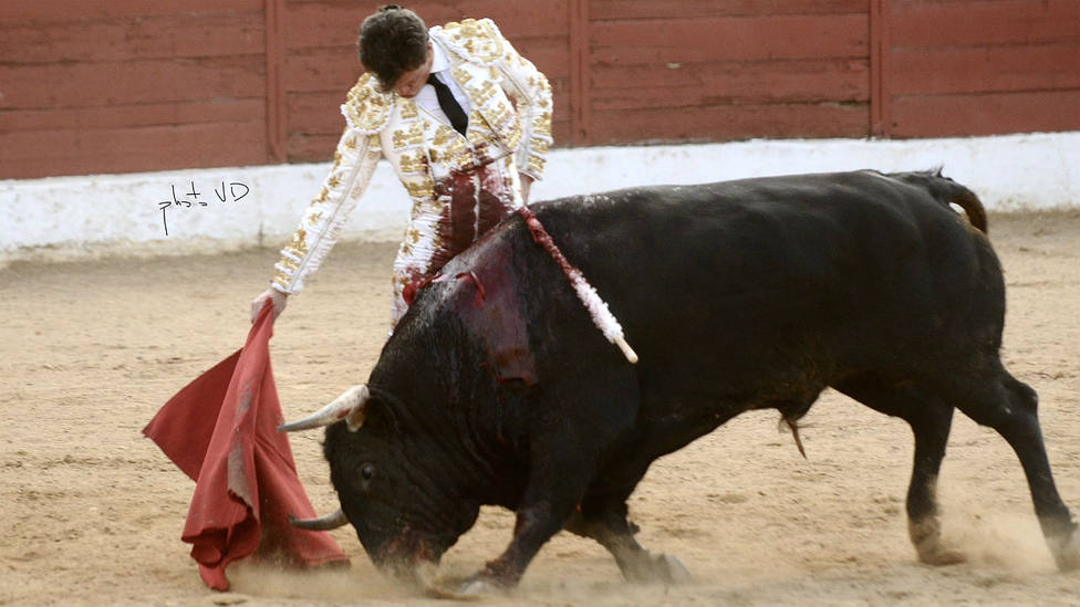 Derechazo de Daniel Luque al toro de Julio García premiado con la vuetla al ruedo