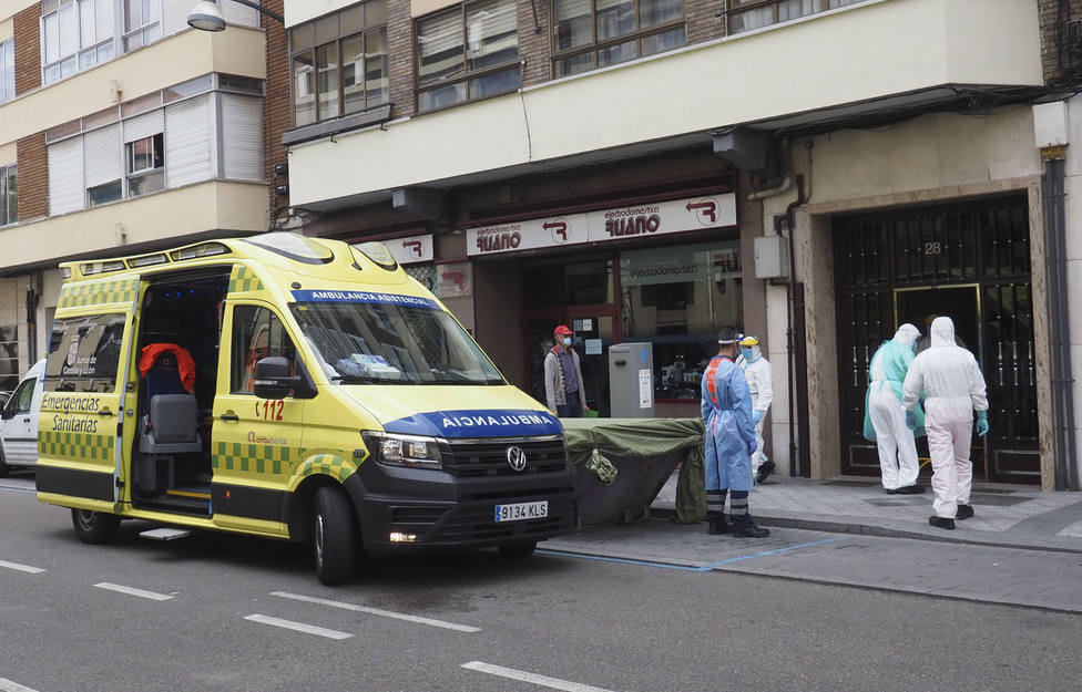 Sanitarios de una ambulancia trabajando con protocolo COVID
