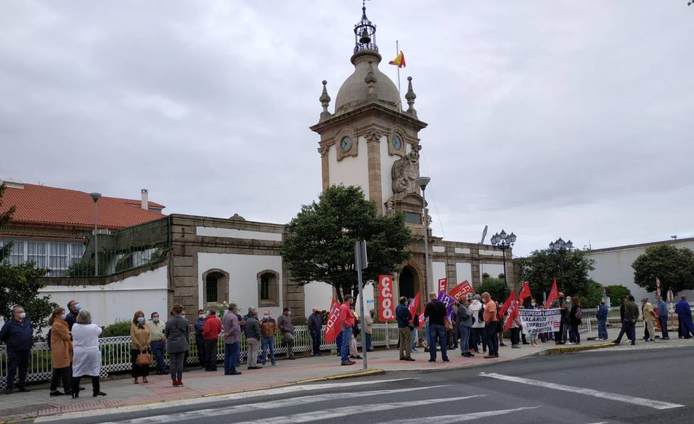 Concentración ante una de las entradas al Arsenal Militar de Ferrol - FOTO: CCOO