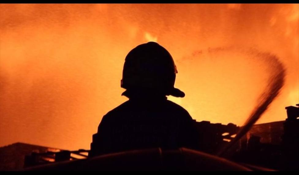 Extinguen un incendio industrial en una fábrica de palets y la Policía investiga si es intencionado
