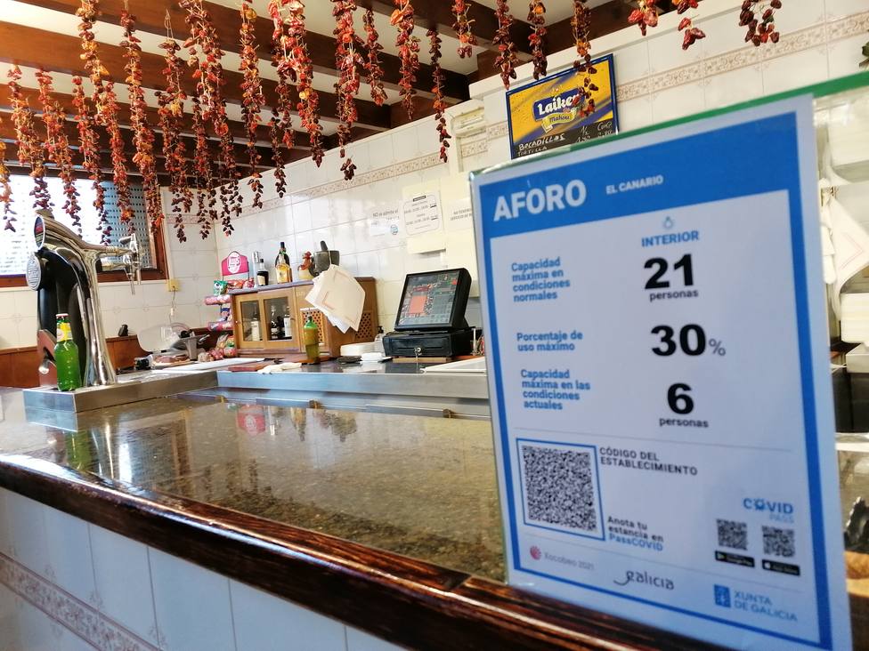 Un establecimiento de hostelería de Ferrol con la cartelería y el código QR
