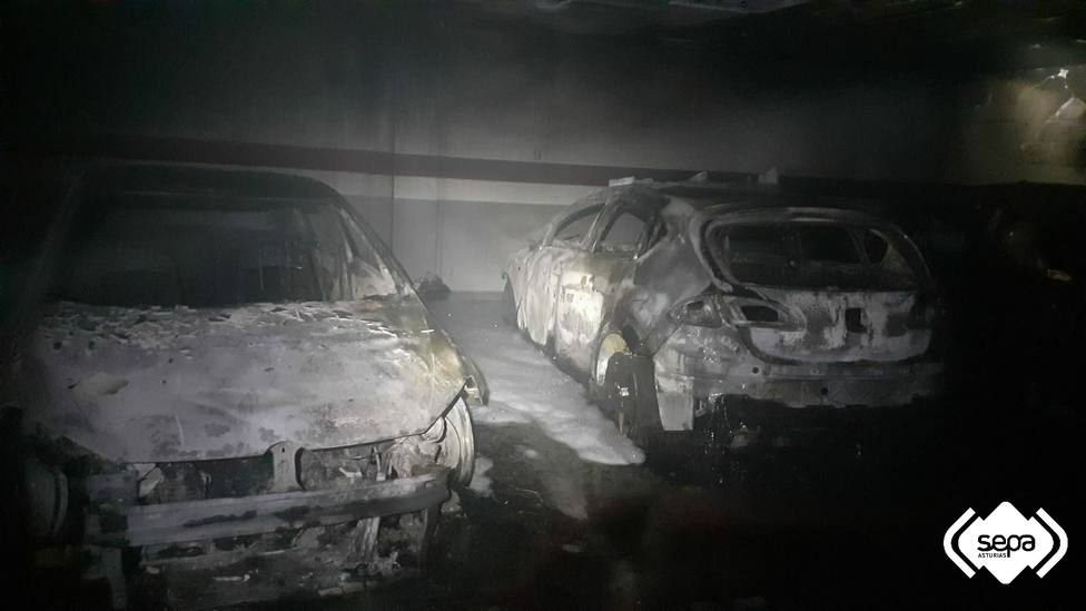 Coches calcinados en el incendio de un garaje en Navia
