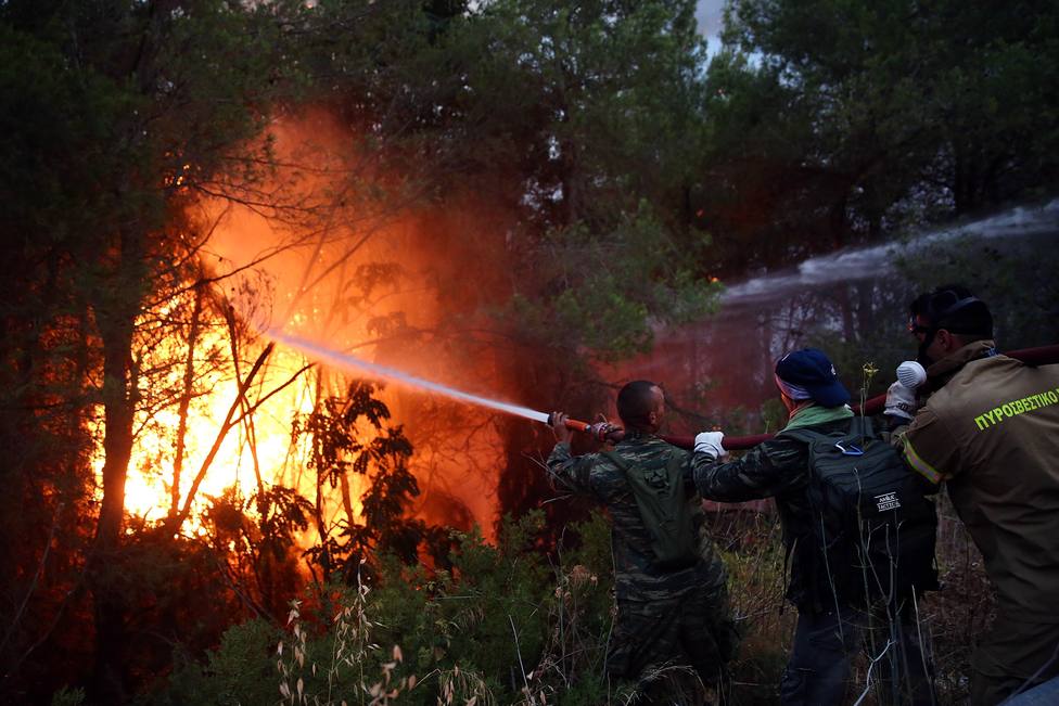 Grecia continúa haciendo frente a los incendios descontrolados