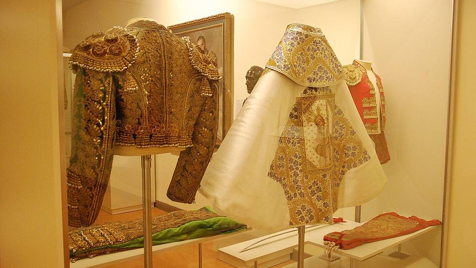 Varios de los trajes de luces y capotes de paseo que expone en Museo Taurino de Las Ventas