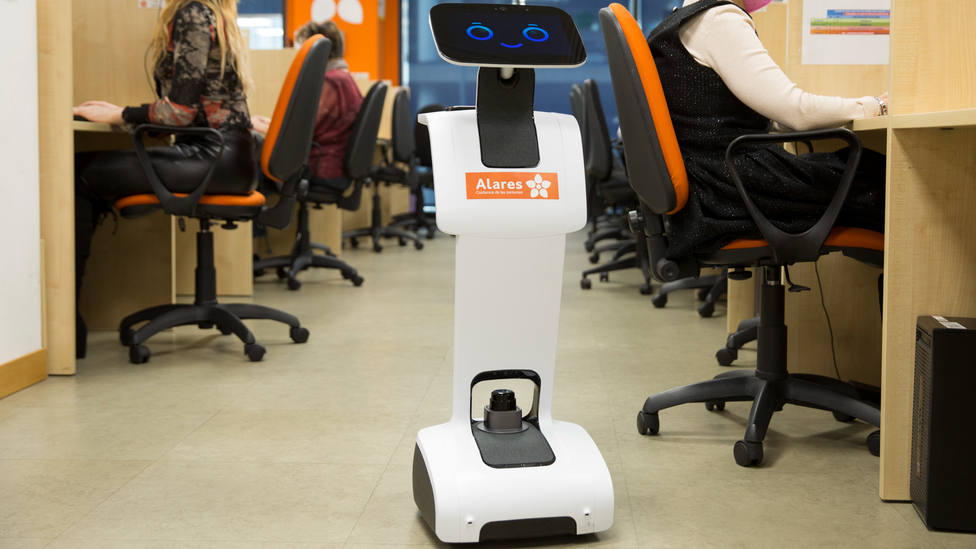 Alares presenta a Lar, el primer robot asistente para una plantilla con discapacidad