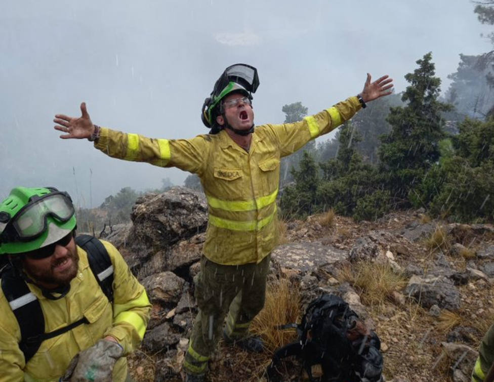 Así recibian los bomberros forestales la lluvia que caía sobre Coto Ríos