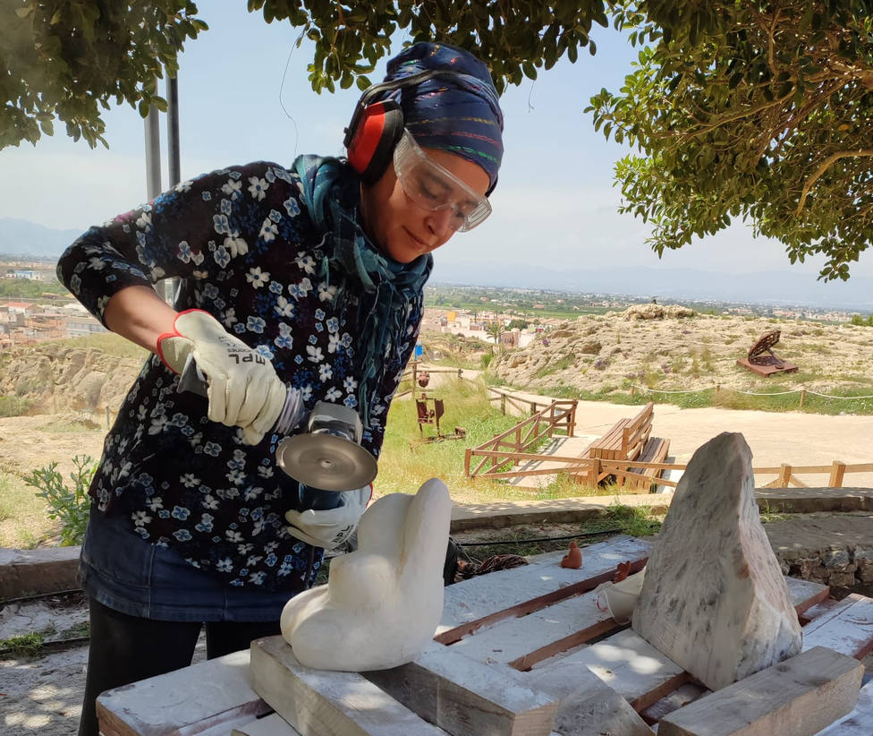 La escultura de Alhi Prieto: cuando el mármol es achuchable