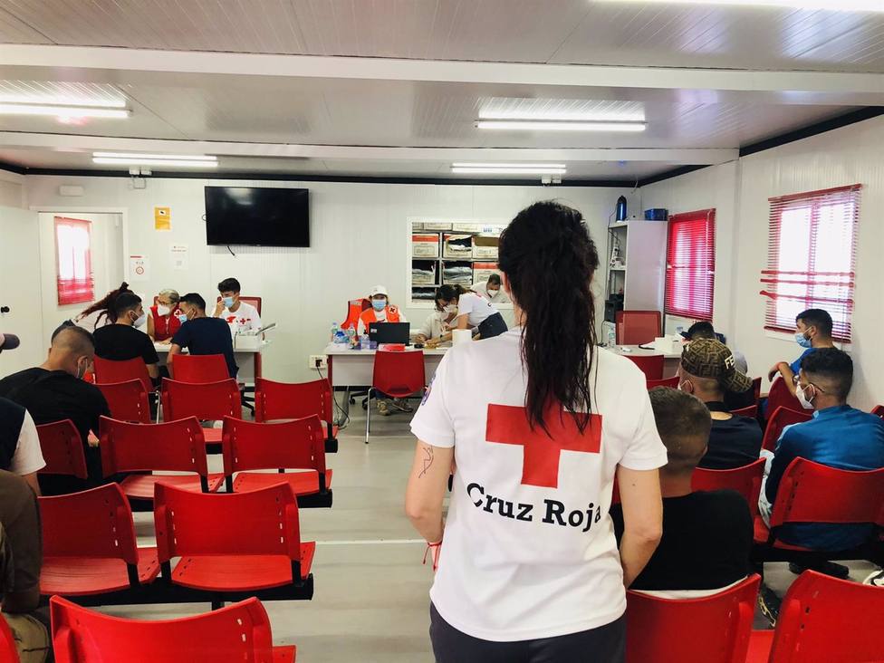 Cruz Roja asiste a más de 100 personas llegadas en patera, algunas de ellas tras seis días a la deriva