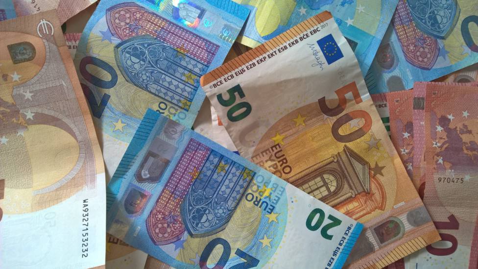 Varios billetes de euros