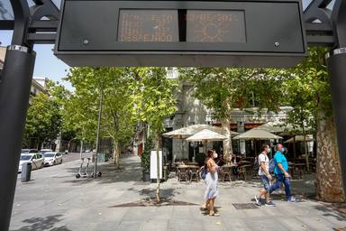 Un termómetro de una parada de bus indica la temperatura máxima de 38 grados en Madrid