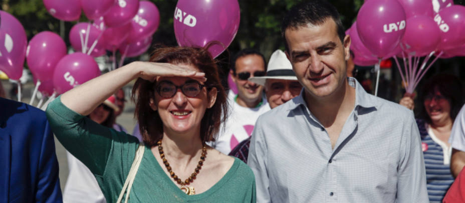 Gorka Maneiro junto a Maite Pagazaurtundua durante la campaña electoral. EFE