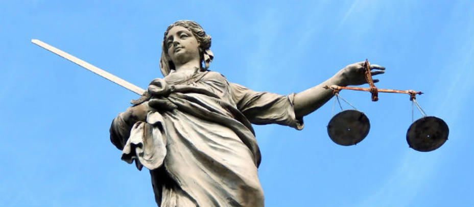 Estatua de la Justicia en Irlanda