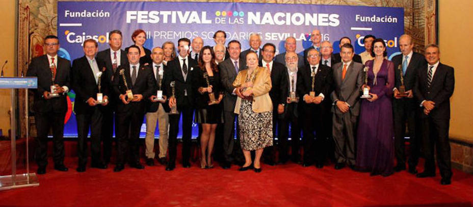 Foto de familia de los premiados en el Festival de las Naciones que se celebró este martes en Sevilla
