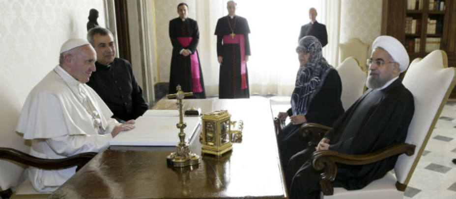 El Papa Francisco con el Presidente iraní. Foto: Reuters.