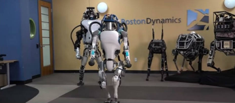 El Atlas Robot caminando en la compañía Boston Dynamics.