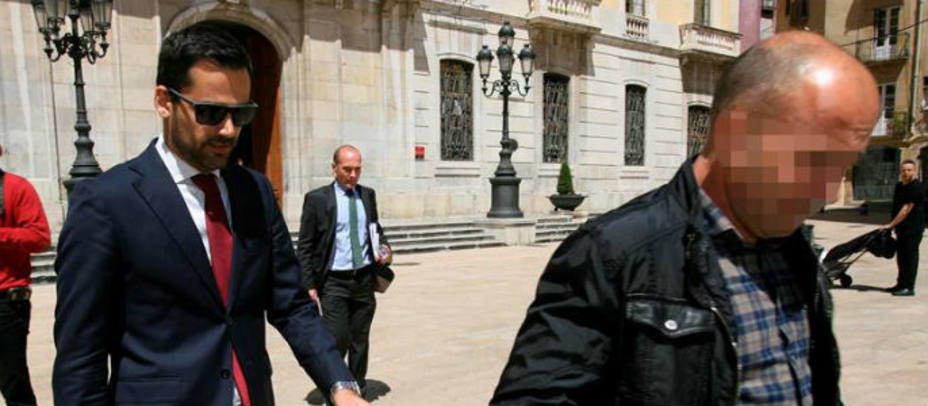 El juez Joaquin Elias abandona el ayuntamiento de Tarragona tras el registro realizado por supuesta corrupción municipal.EFE
