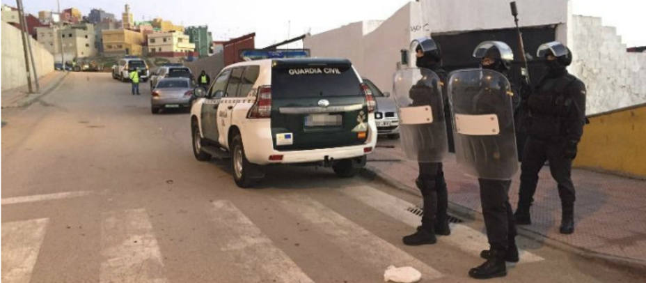 La Guardia Civil realiza las detenciones en Ceuta. EFE