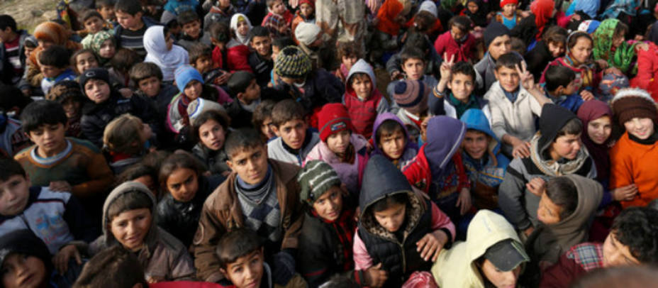 Niños iraquíes se reúnen para recibir ayuda en Rashidiya, al norte de Mosul. REUTERS